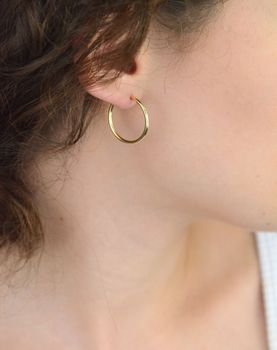 Złote kolczyki DIA-KLC-KL1942D-585 – 2 cm gładkie koła z żółtego złota próby 585. Ponadczasowy, elegancki wzór, idealny na prezent i do codziennych stylizacji (5).JPG